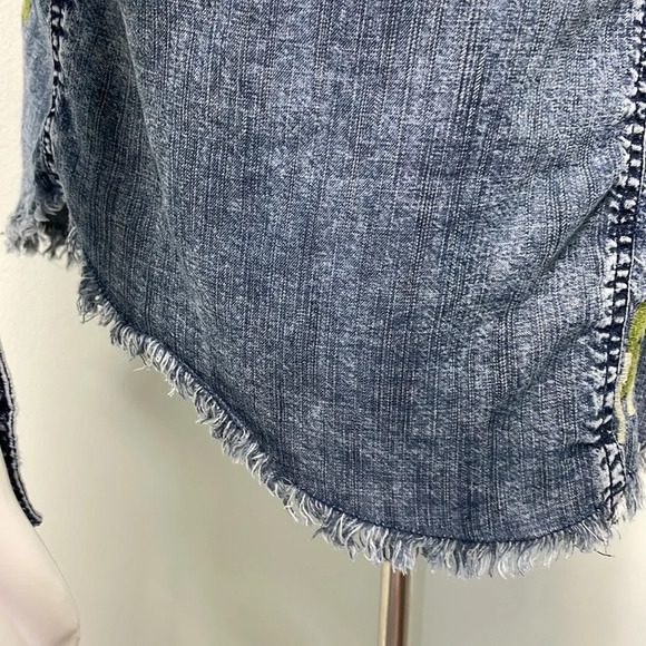 TOLANI Embroidered Long Sleeve Distressed Chambray Button Down Shirt Medium - Picture 7 of 7